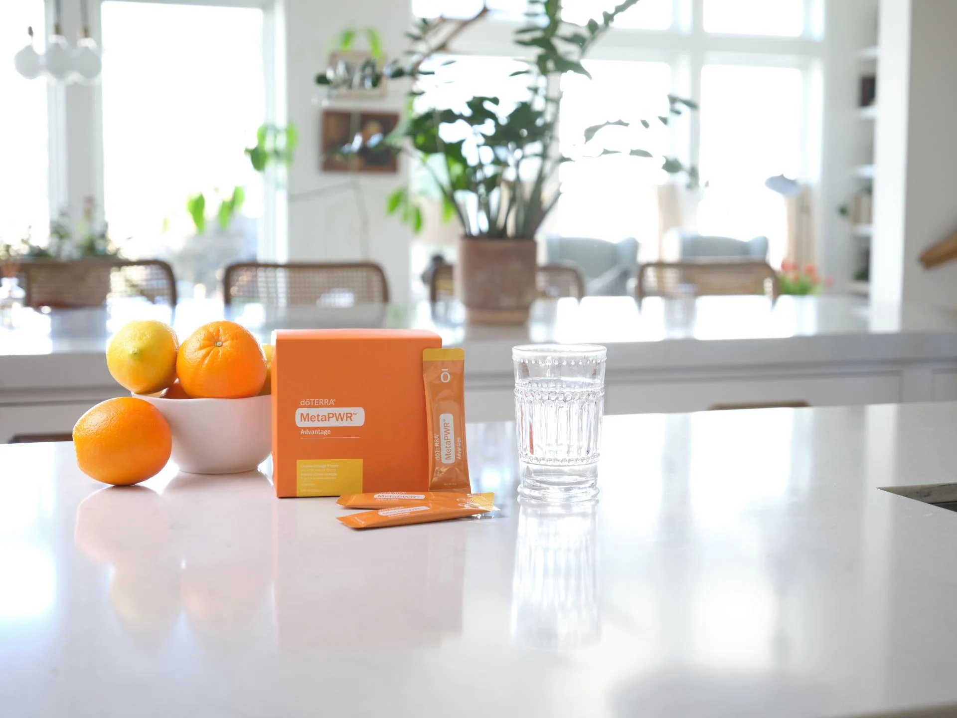 Boîte MetaPWR Advantage avec sachets et verre d'eau sur un plan de travail lumineux