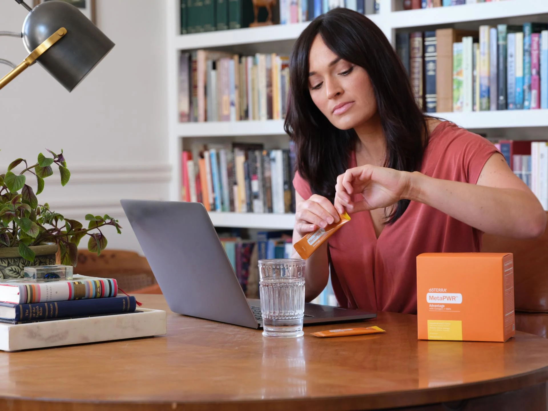 Femme qui prépare son MetaPWR Advantage à son bureau